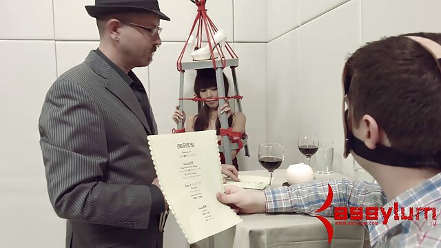 バカカイリーは排尿について多くのことを知っています。 主婦 不倫 セックス 動画