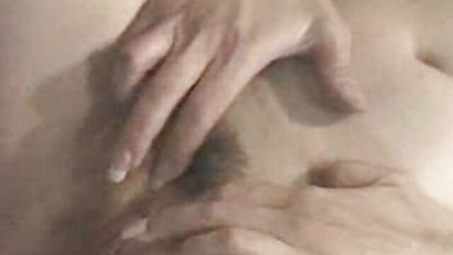 完璧な胸を持つ完璧なモデル。 女 av 動画