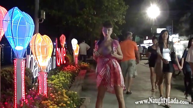 彼の孫をいじっている古い祖父。 女 と 女 で エロ 動画